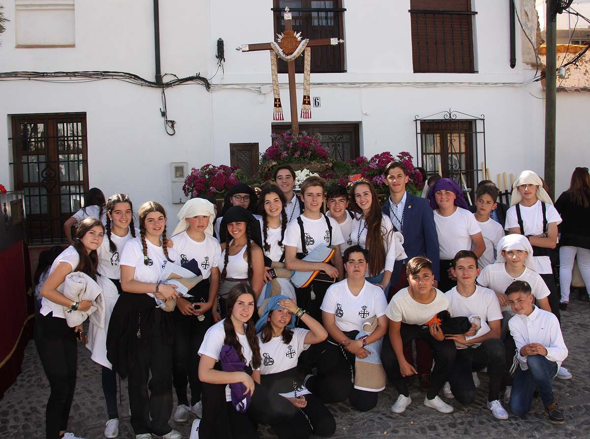 Costaleros y costaleras del Santo Entierro han portado su paso con la cruz.