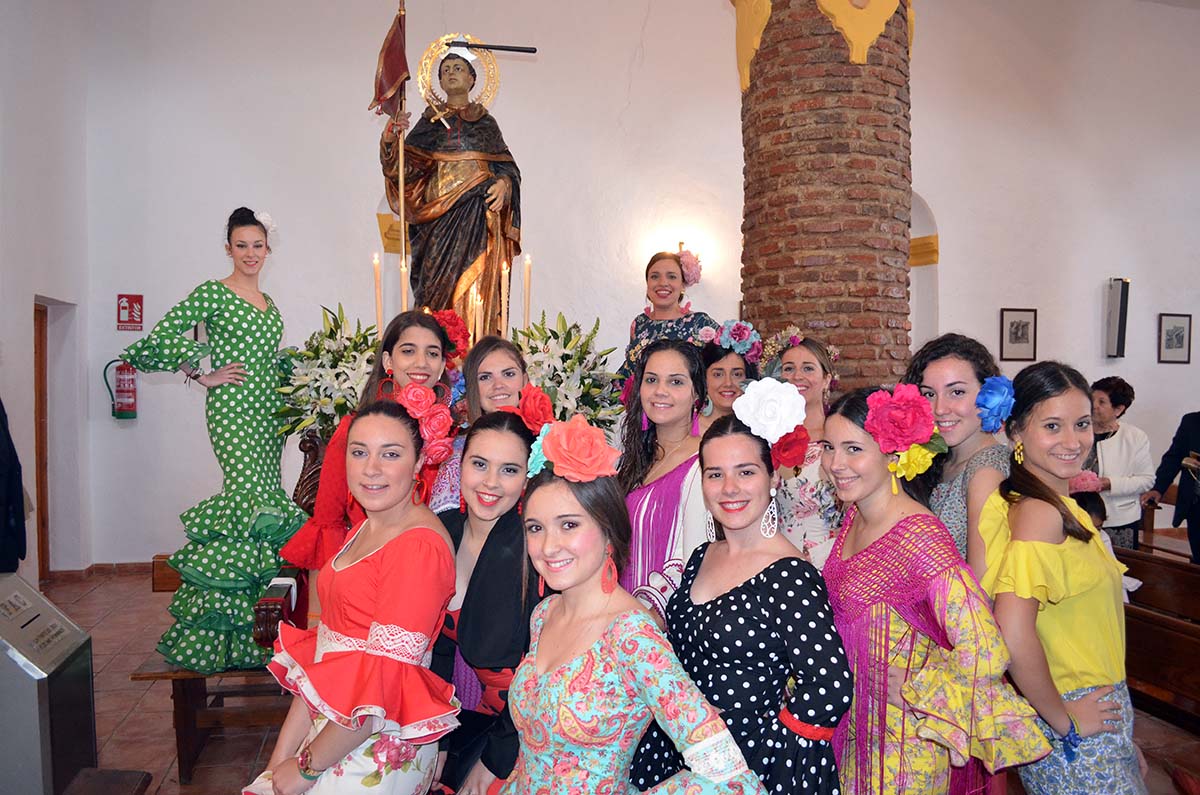 Las jóvenes del pueblo ataviadas de flamenco junto al patrón.