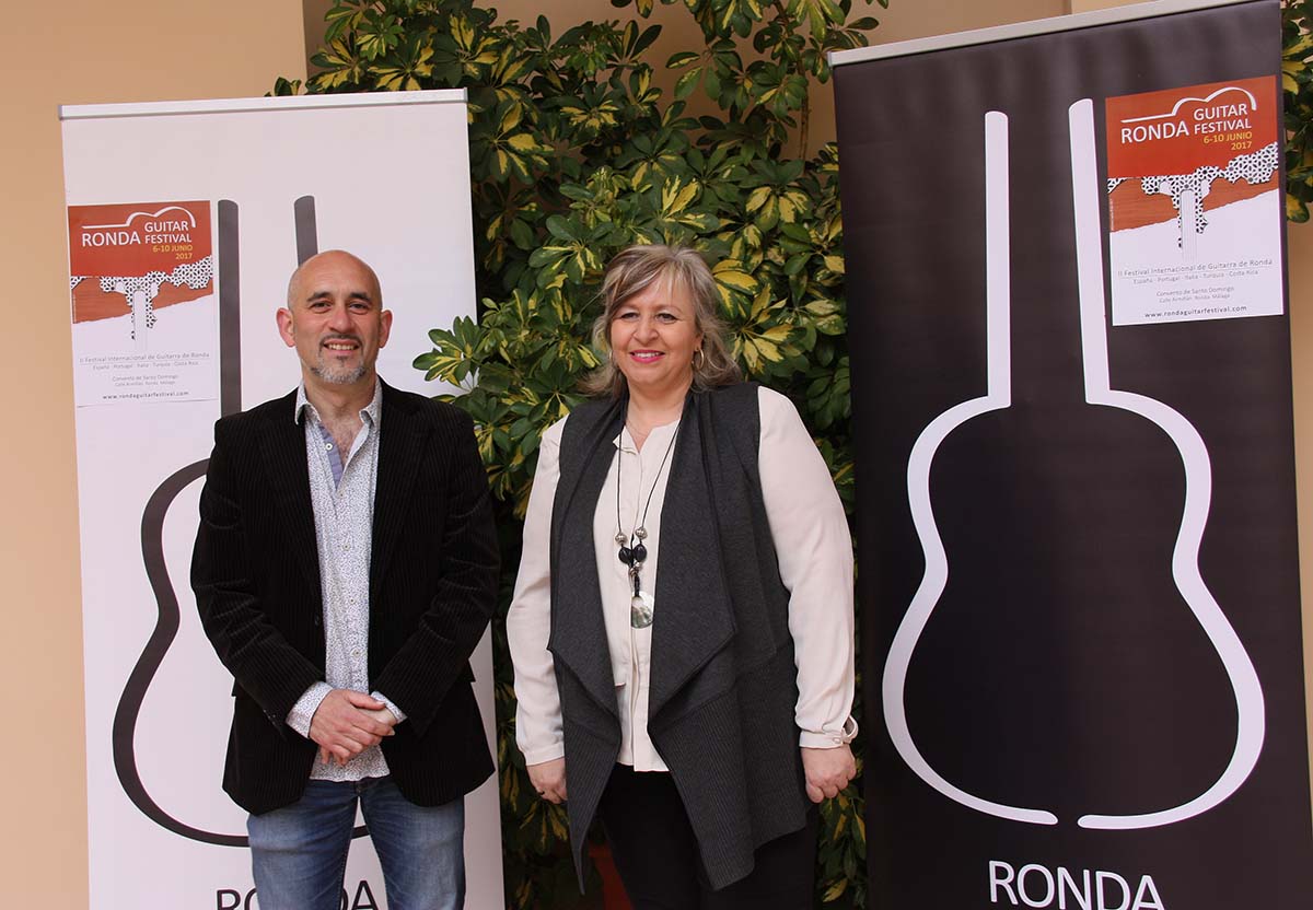 El guitarrista Paco Seco junto a la concejal de Turismo en la presentación del evento.