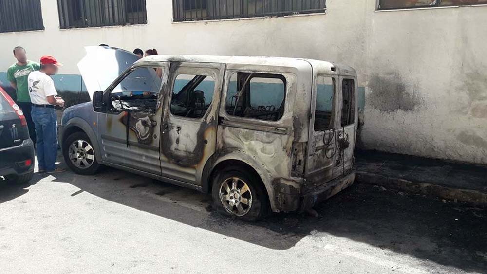La furgoneta quedó prácticamente calcinada. Foto Miguel Fornet, (Demandas vecinales en Ronda)