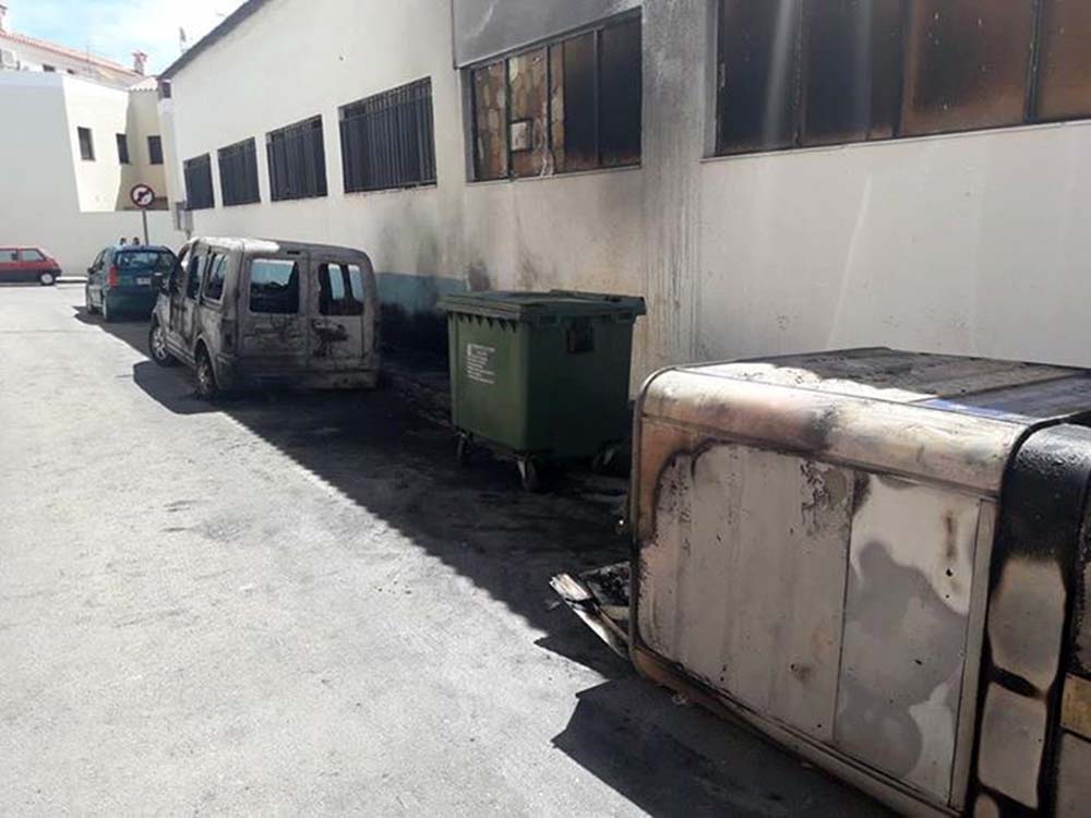 Uno de los incendios se provocó en los contenedores de basura. Foto Miguel Fornet (Demandas Vecinales en Ronda).