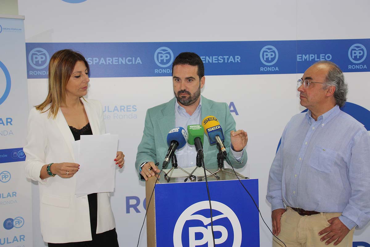 El diputado Jacobo Florido, junto a los concejales Maripaz Fernández y Fernando Corrales.