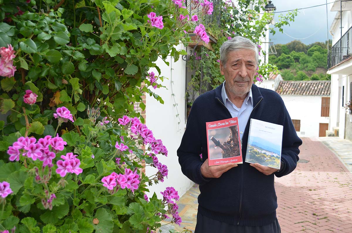 El veterano escritor de Faraján muestra sus dos últimas obras literarias.