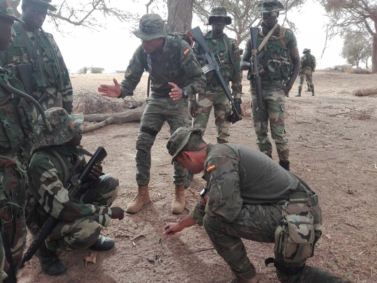 Legionarios rondeños con soldados senegaleses en una de las maniobras realizadas.