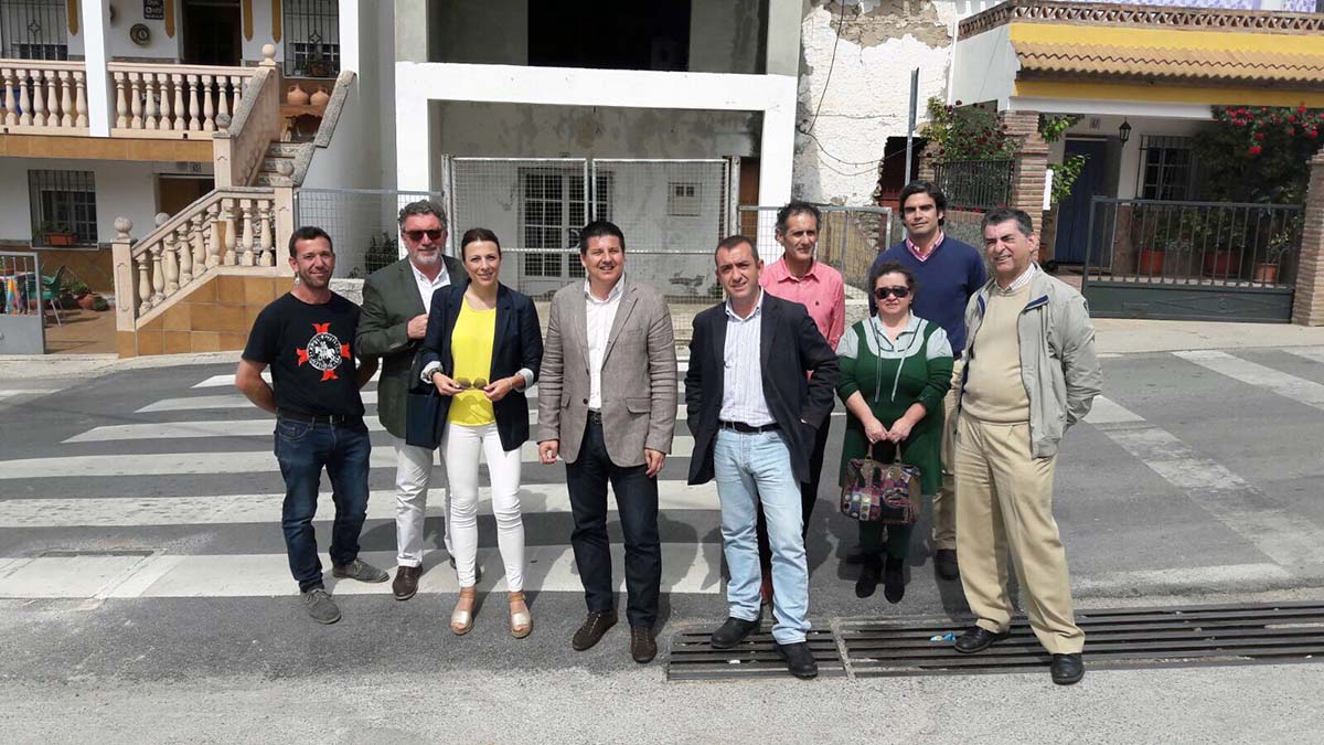 El diputado provincial junto a concejales rondeños y vecinos de Los Prados.