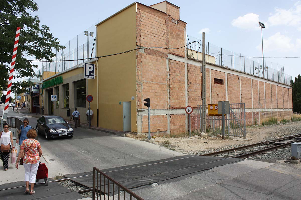 El Ayuntamiento y el Ministerio de Fomento firmaron un convenio para suprimir el paso a nivel de El Fuerte.
