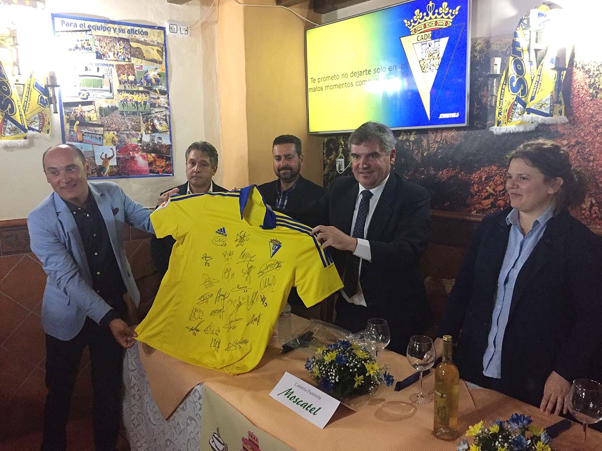 El Cádiz le ha entregado una camiseta firmada por todos los jugadores.