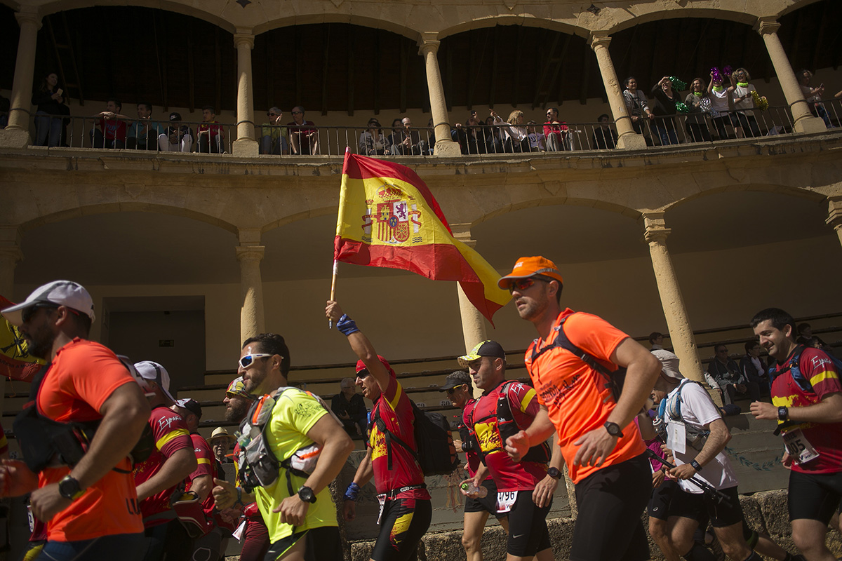 Los corredores cruzaron el ruedo de la plaza de toros durante la salida de la prueba.