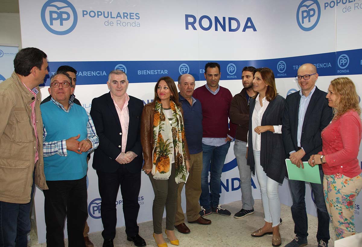 Responsables provinciales, locales y comarcales del PP en la rueda de prensa de este miércoles.