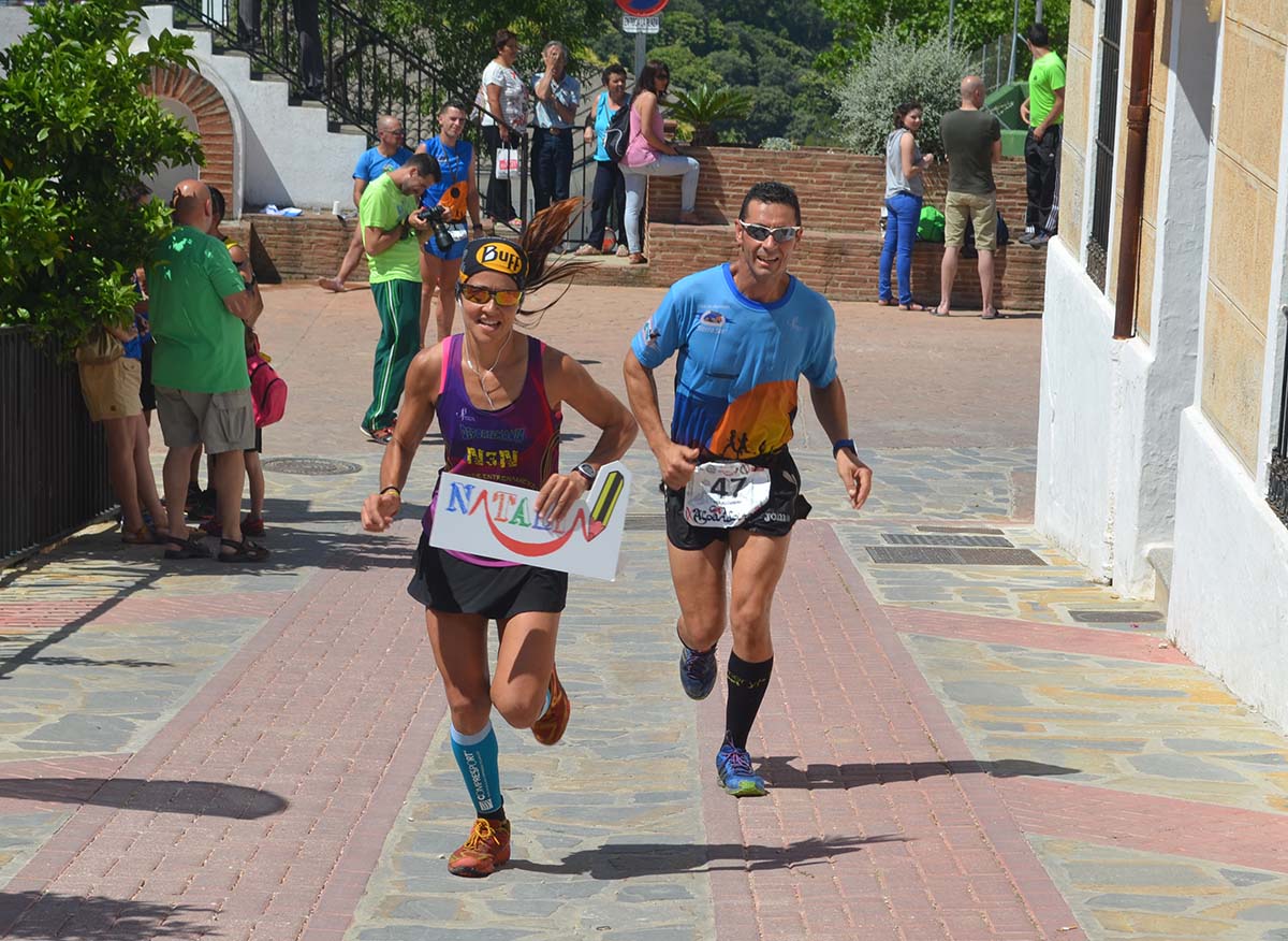 Dos deportistas en una edición anterior de la carrera de montaña de Alpandeire.