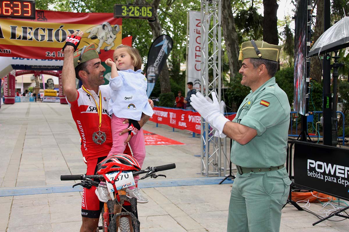 Quillo Márquez, tras entrar en meta junto a su hija y el coronel del Tercio de la Legión.
