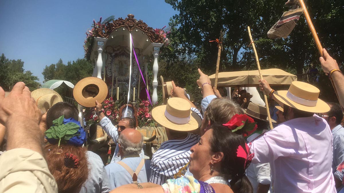 Los romeros rondeños celebran su llegada al vado del río Quema.