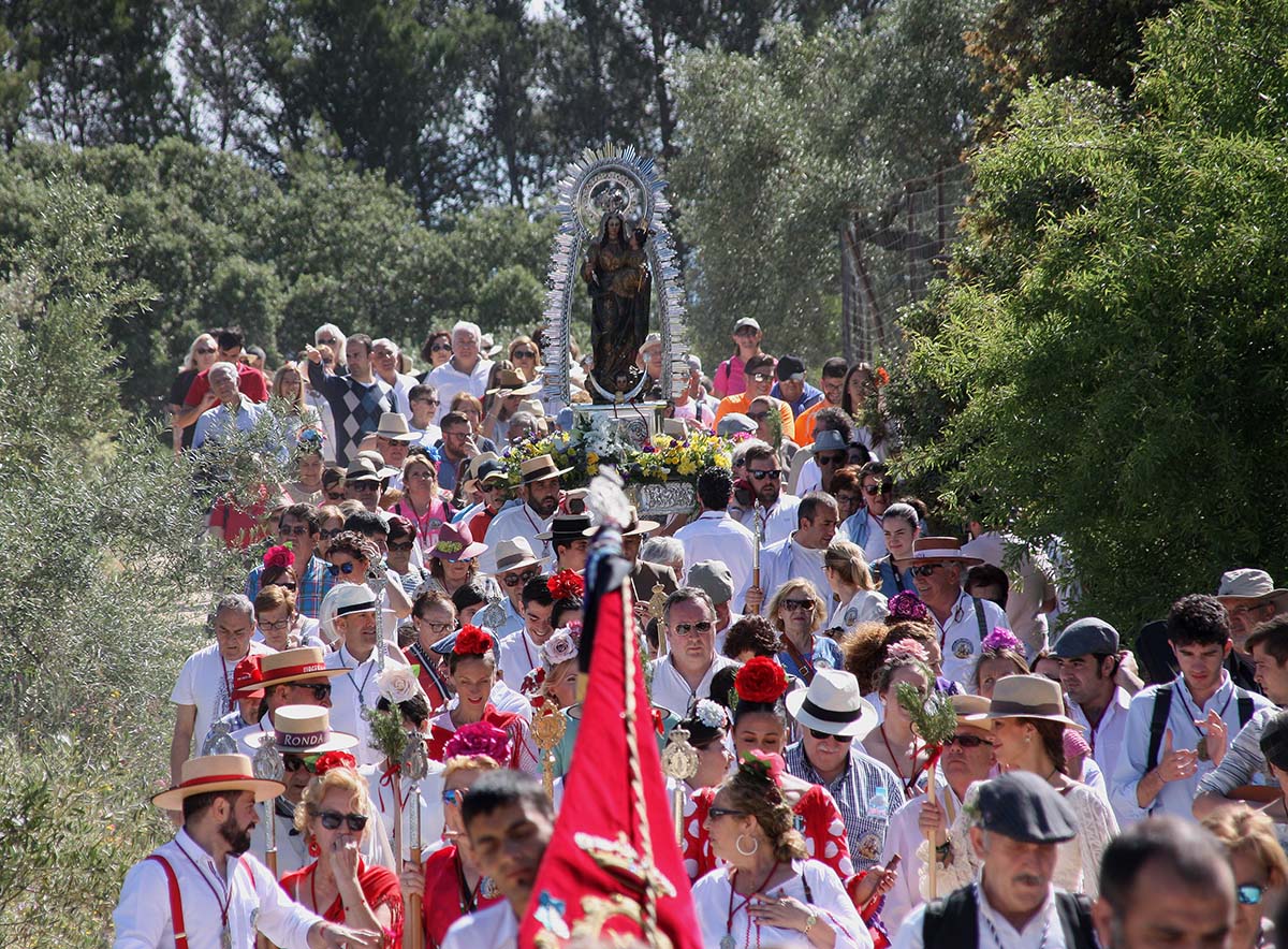 Numerosos romeros y romeras han acompañado las andas de la Virgen de la Cabeza.