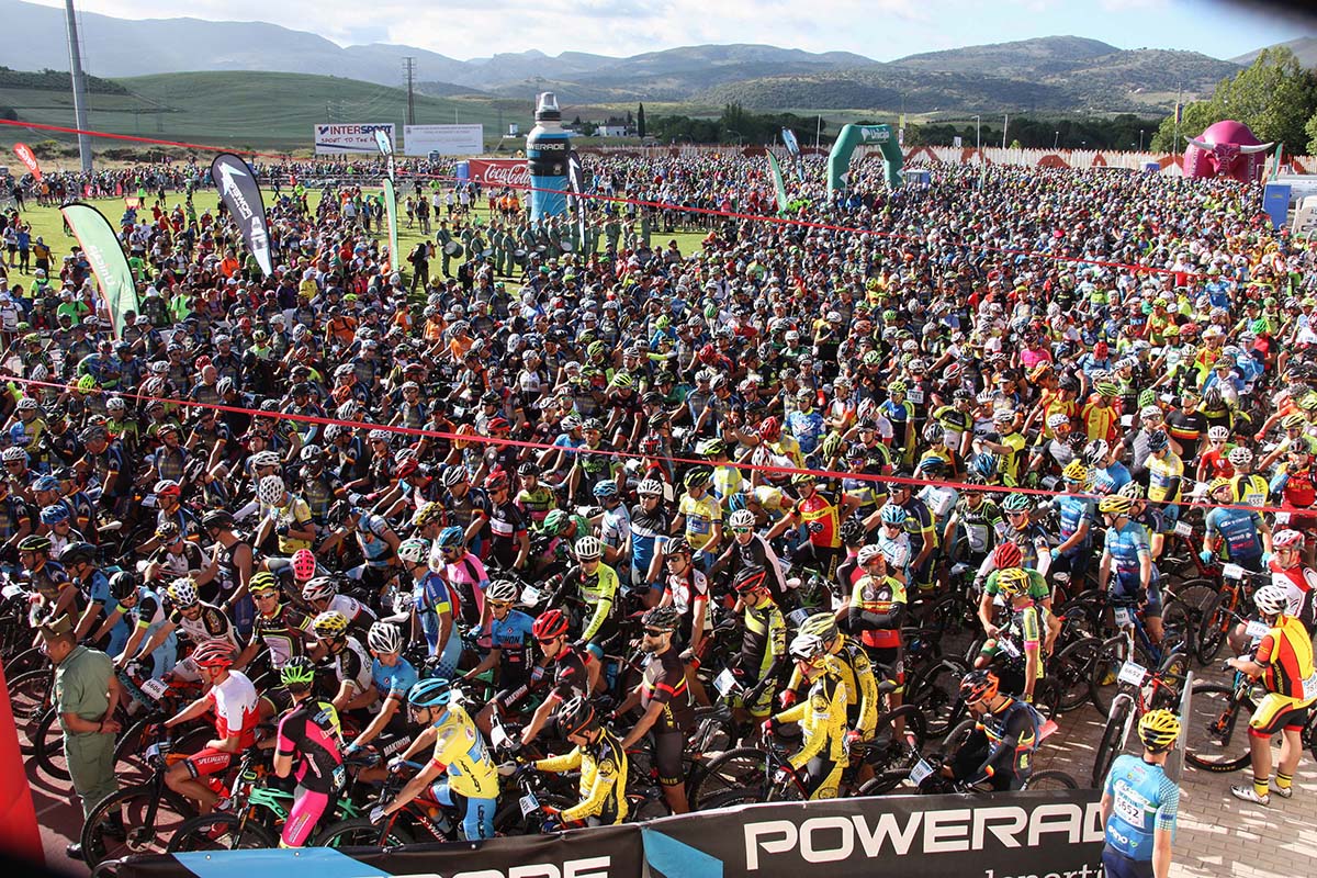 Colorido y ambiente en la salida de los 101 km desde la Ciudad Deportiva.