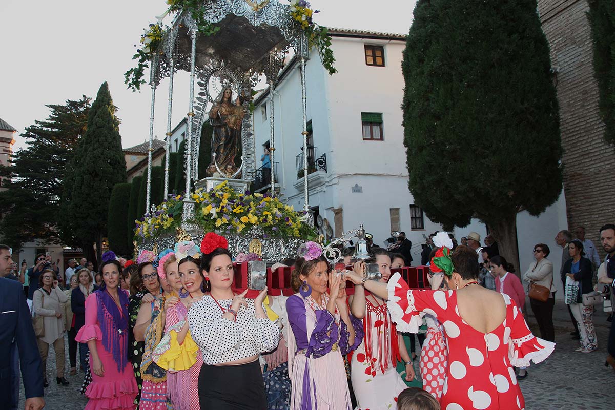 Las señoras y señoritas rondeñas han portado un año más a la Virgen en el traslado.