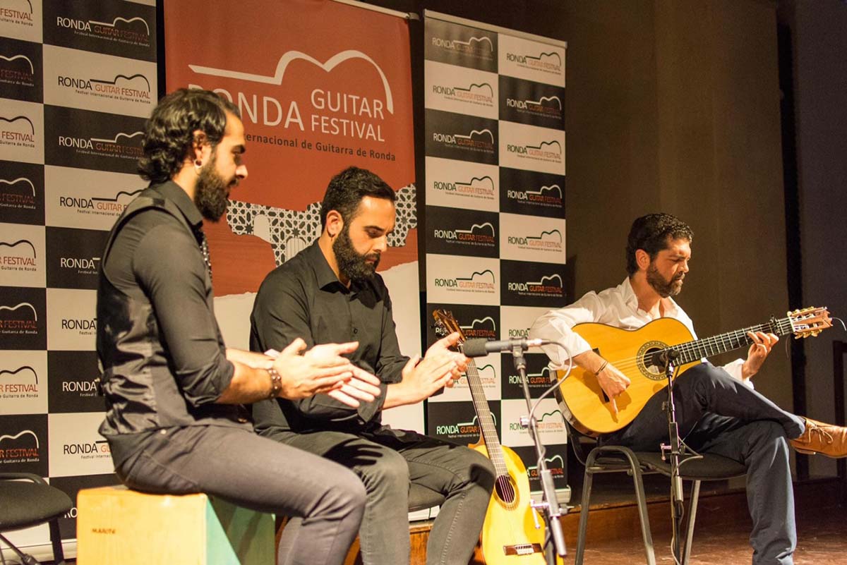 El guitarrista algecireño en un momento de su actuación ante más de 200 personas. Foto Roberto82.