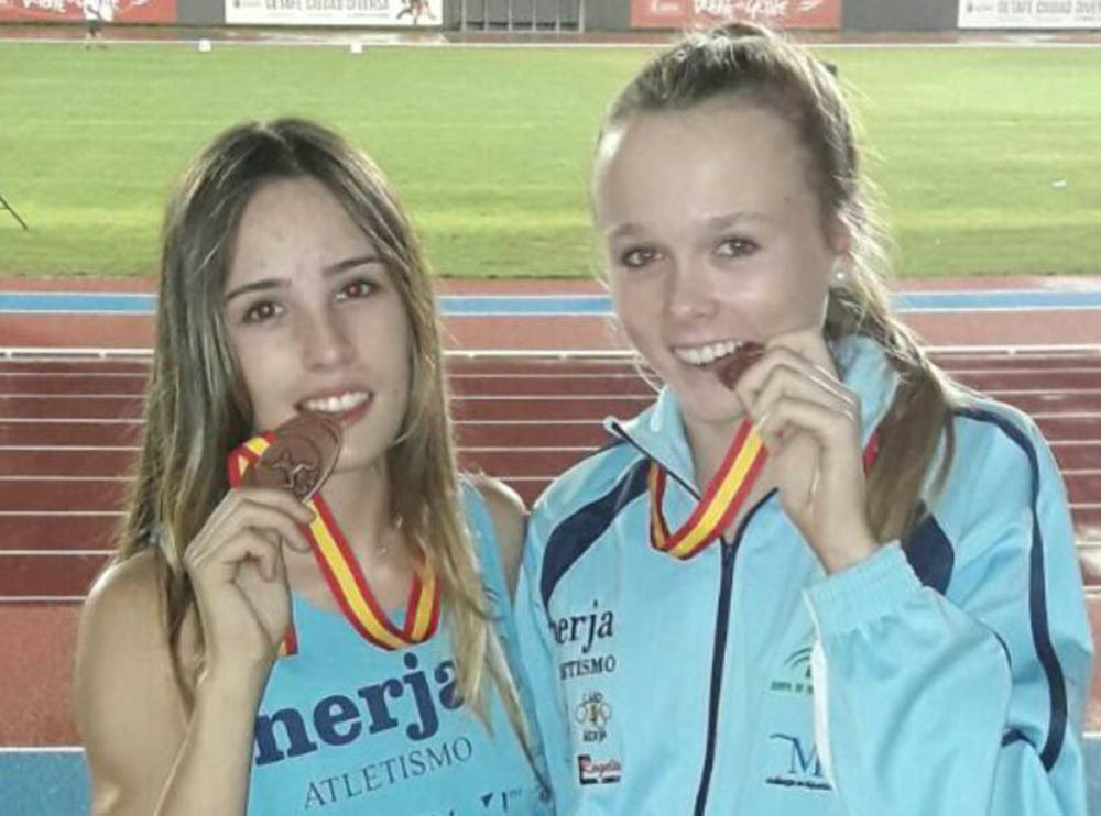 Las dos jóvenes atletas rondeñas con sus respectivas medallas de bronce.