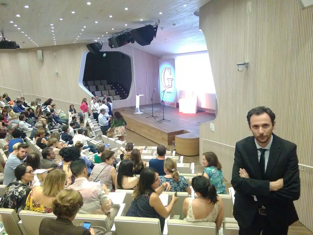 El profesor Marcos Naz ha sido reconocido por la Junta por su labor divulgativa de la ciencia entre el alumnado.