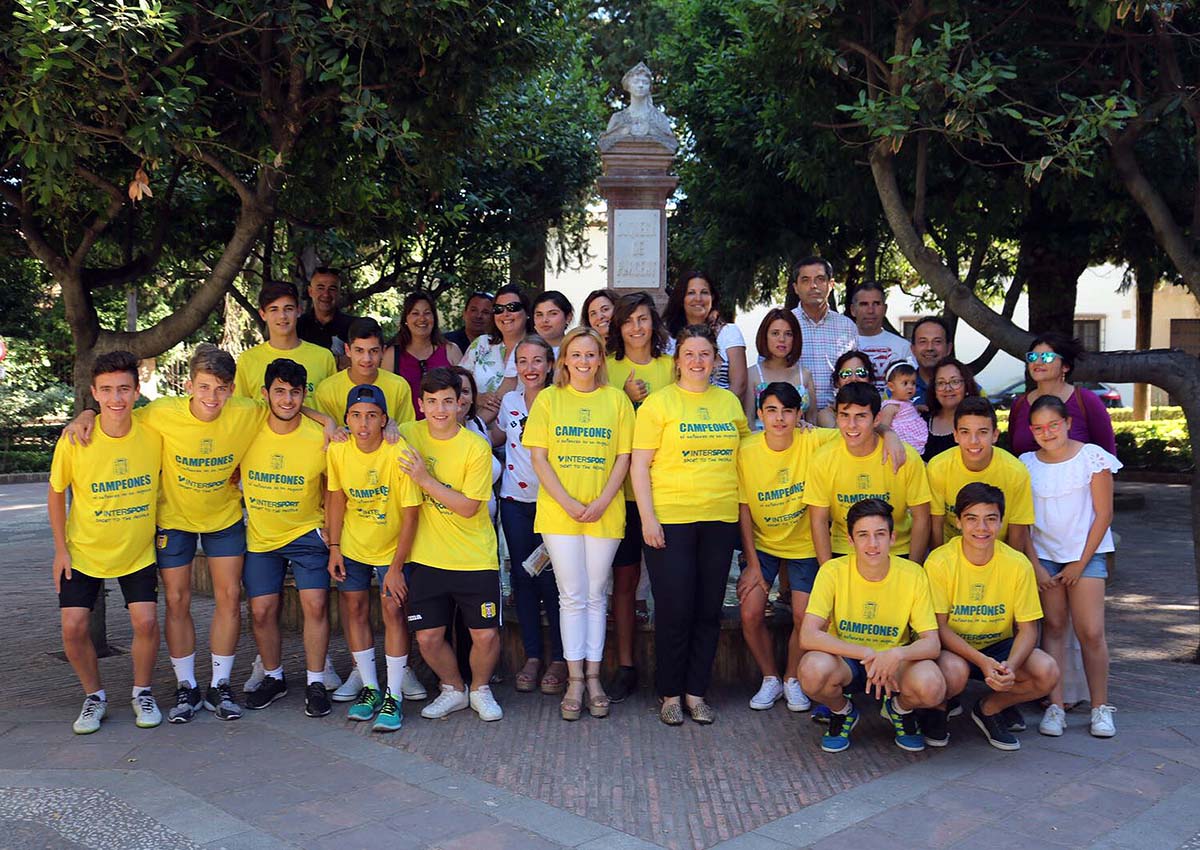 Autoridades locales, jugadores, técnicos y padres del equipo rondeño.