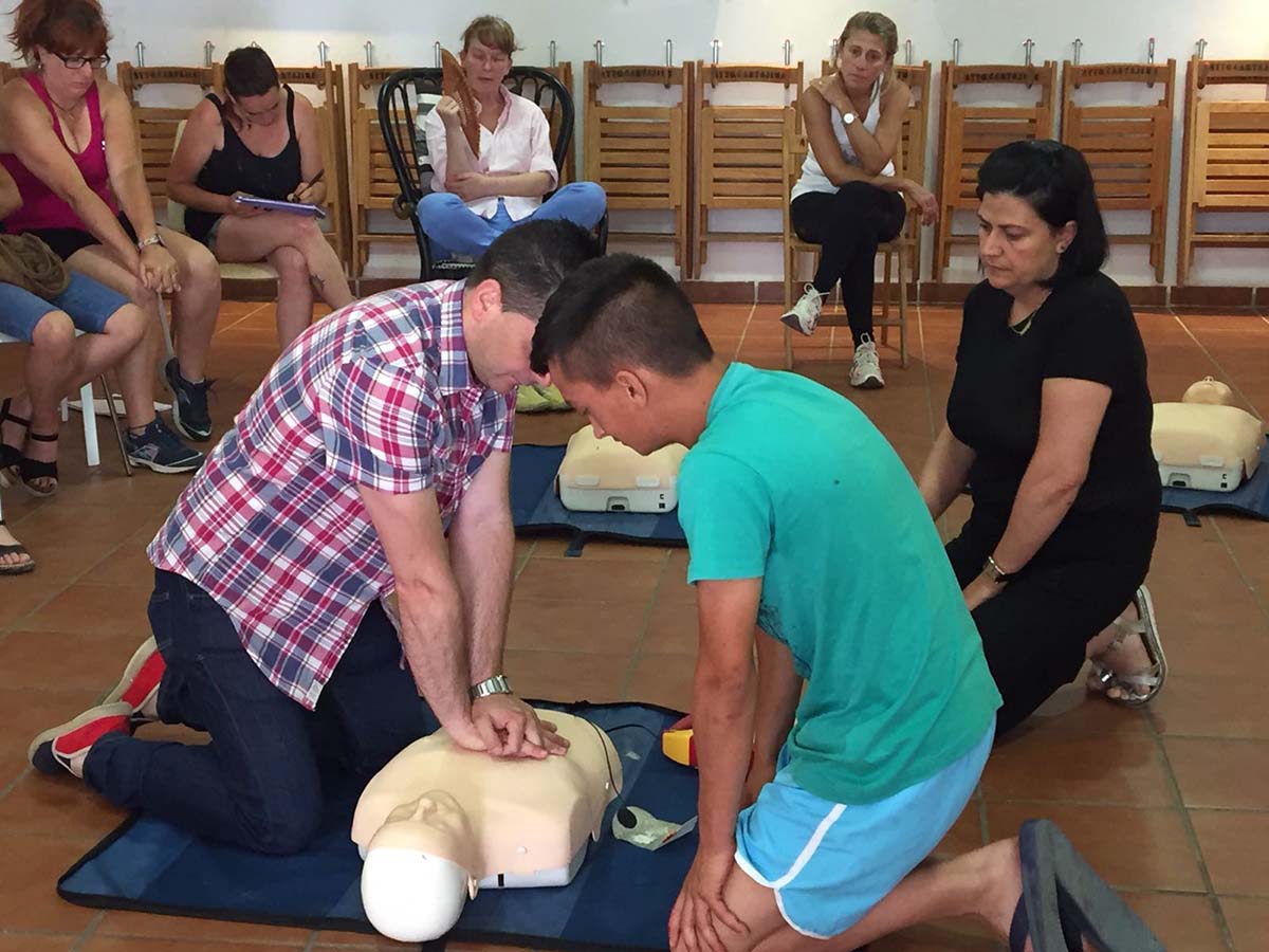 Momento de los cursos ofrecidos en Cartajima para aprender a actuar en situación de emergencia sanitaria.