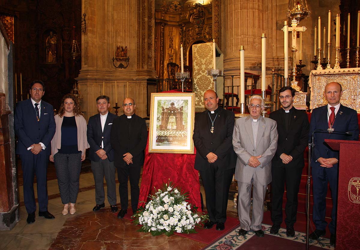 Respnsables del Ayuntamiento, Arziprestazgo y hermandades junto al cartel.