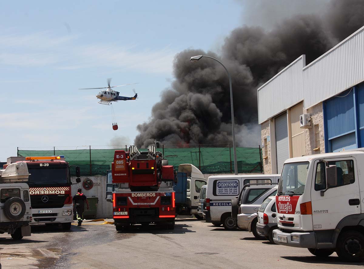 Las llamas han calcinado el almacén de chatarra situado en la calle Guadalteba, en el Polígono Industrial.