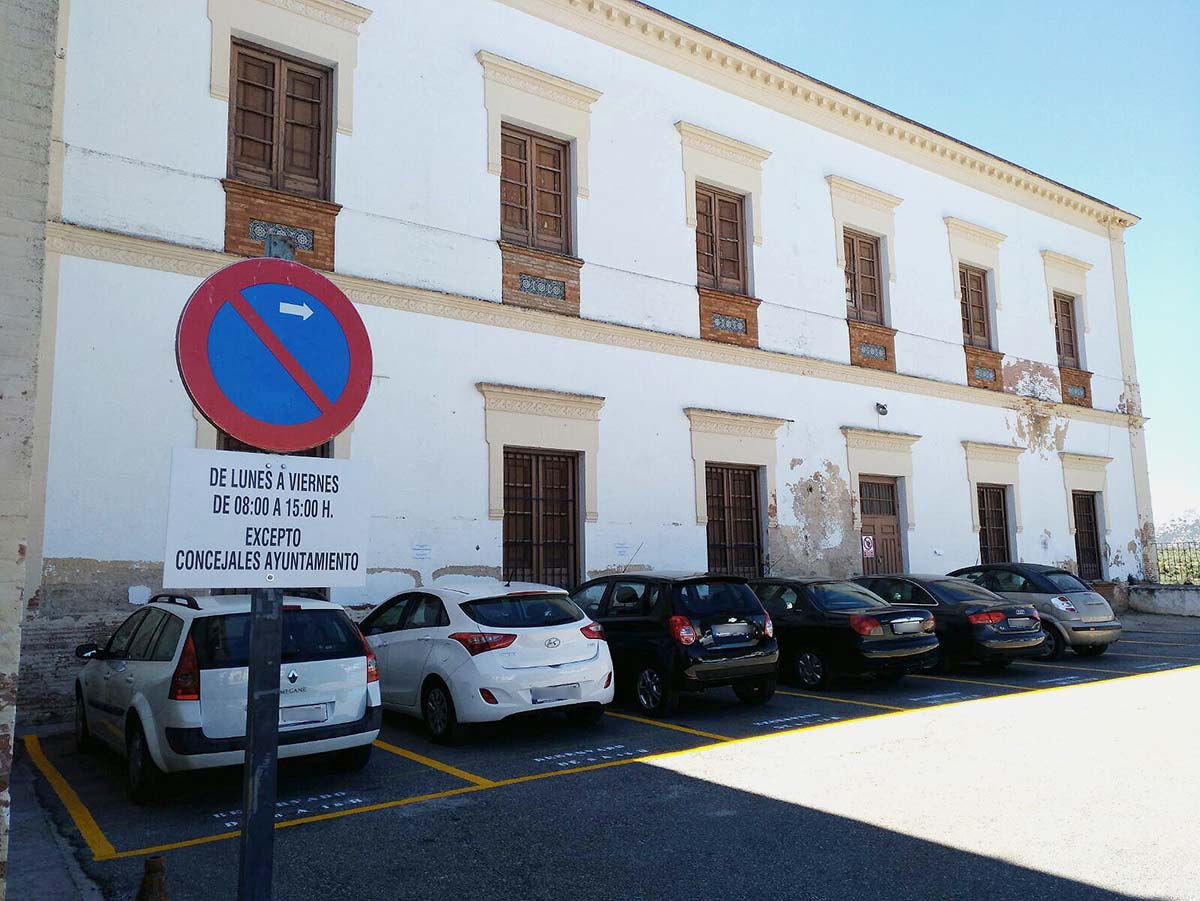 El nuevo aparcamiento de concejales ocupa una de las pocas zonas de sombra que hay en El Castillo.