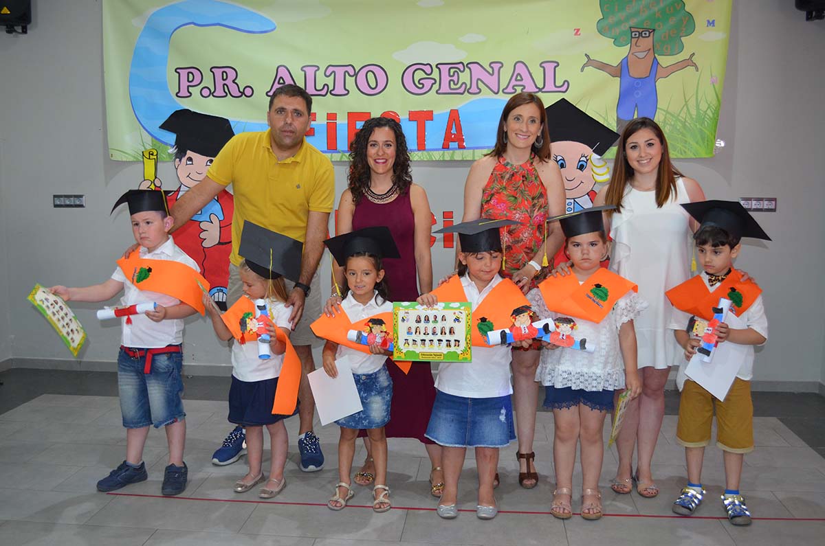 Profesores y algunos alumnos durante la fiesta fin de curso.