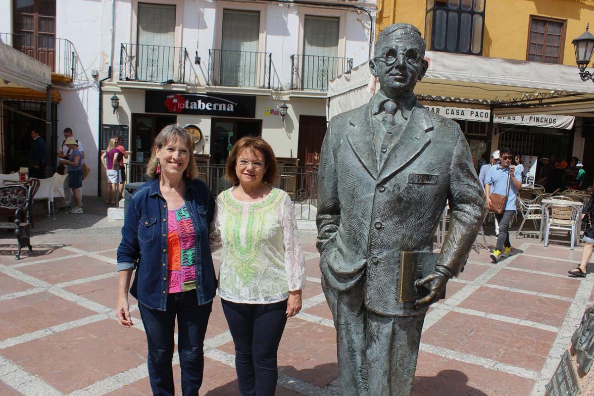 Soledad Lara y Ani Rosillo han presentado esta iniciativa popular.