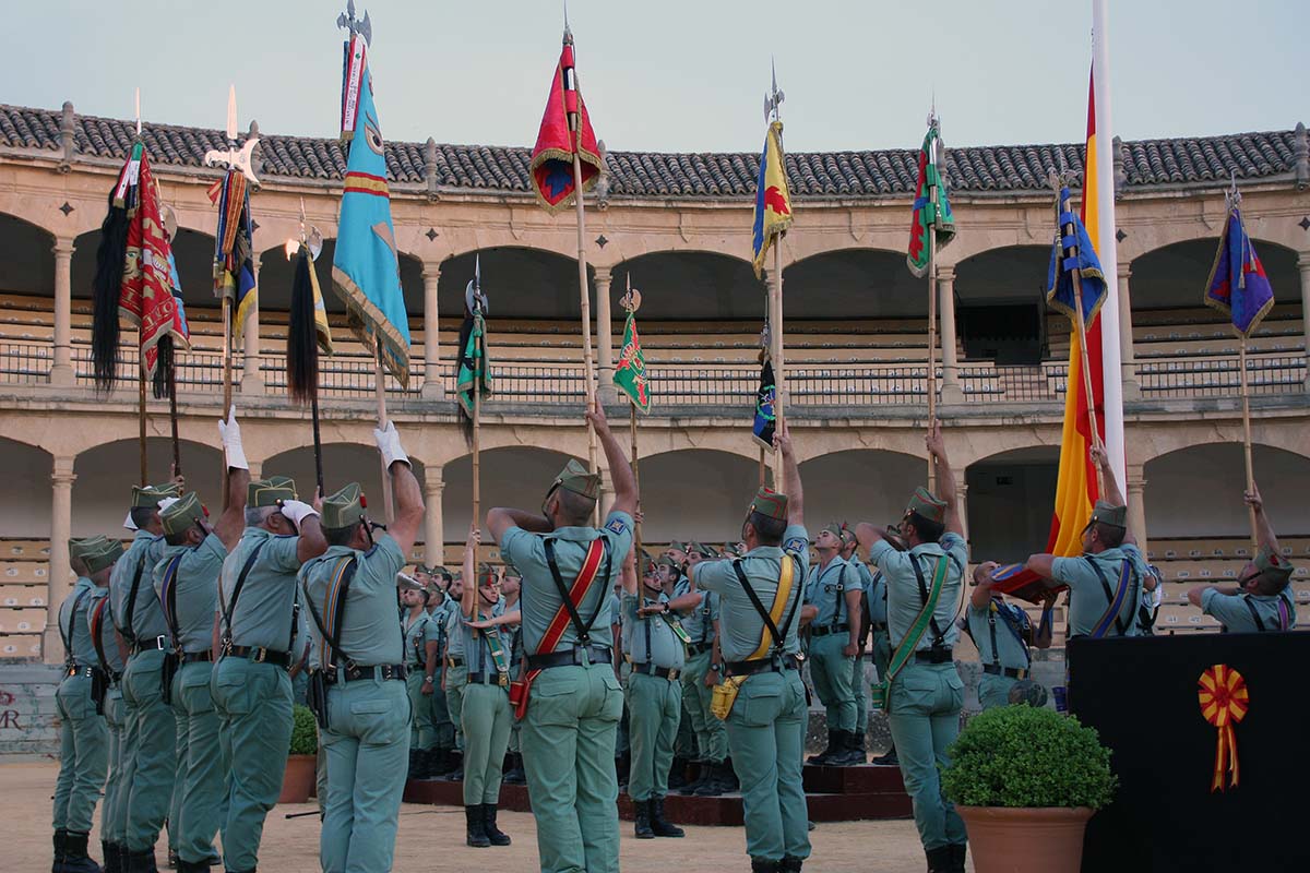 Arriada de la bandera de España en un acto celebrado en la plaza de toros de Ronda.