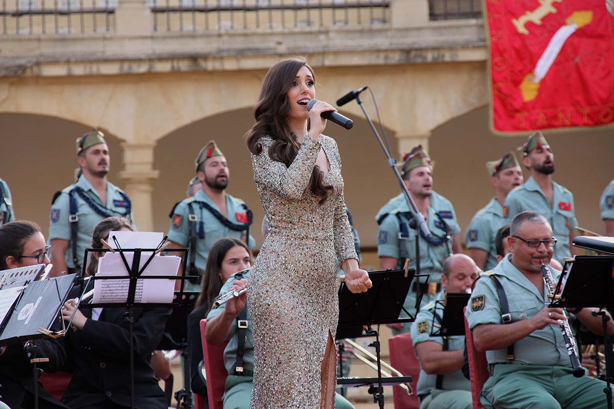La cantante María del Carmen Molina interpretando 'El novio de la muerte' junto a la Legión y la Banda de Música de Ronda.