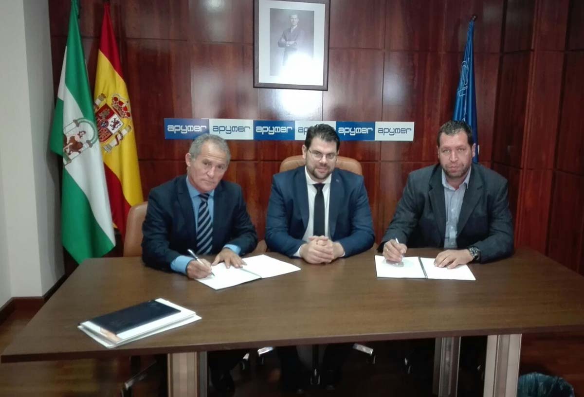 Momento de la firma del convenio entre las dos entidades en la sede de Apymer.