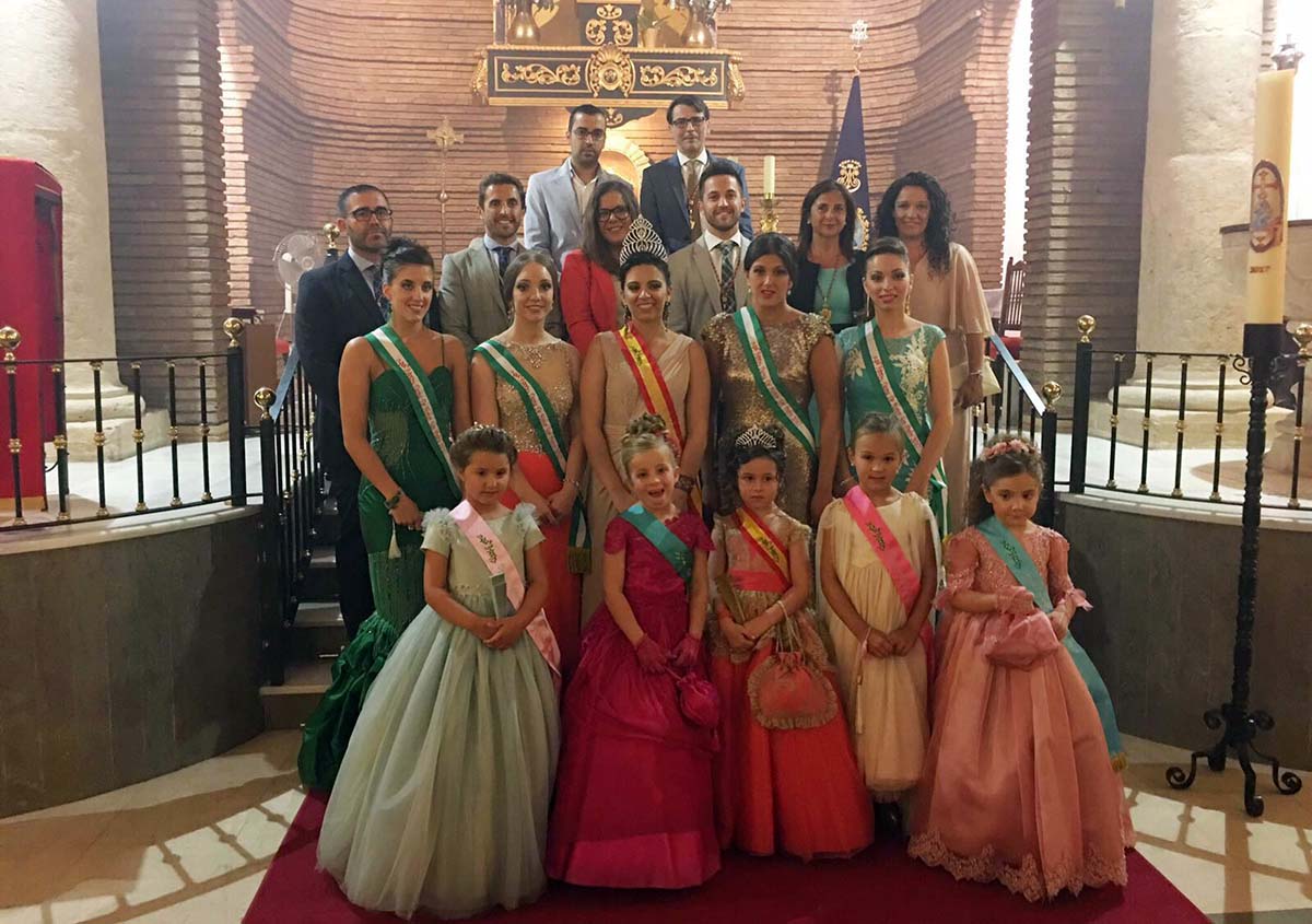 Las autoridades junto a las reinas y damas de los festejos arriateños.