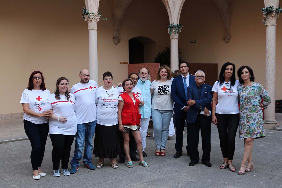 Miembros de la Cruz Roja junto a la alcaldesa en la inauguración de la exposición.