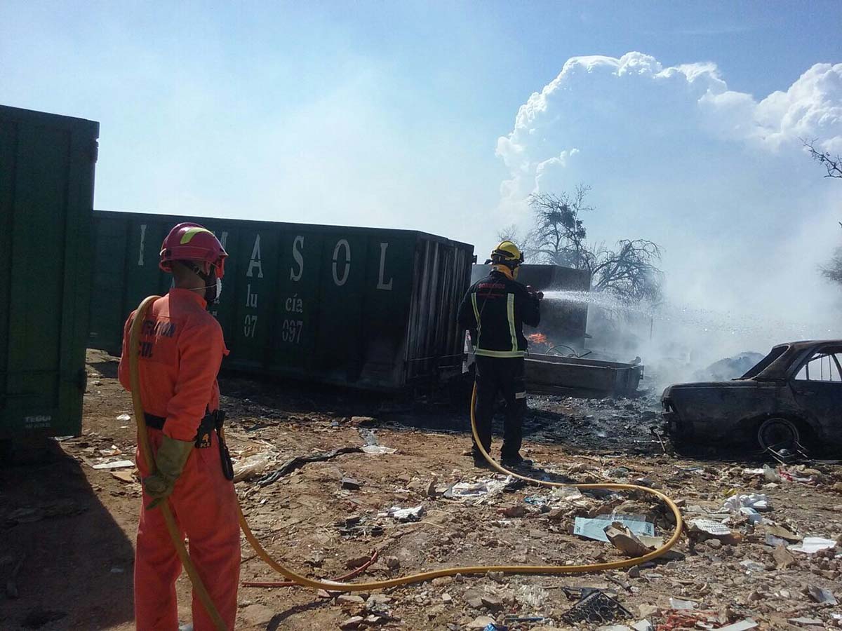 Los bomberos han estado trabajando toda la madrugada y siguen esta mañana.