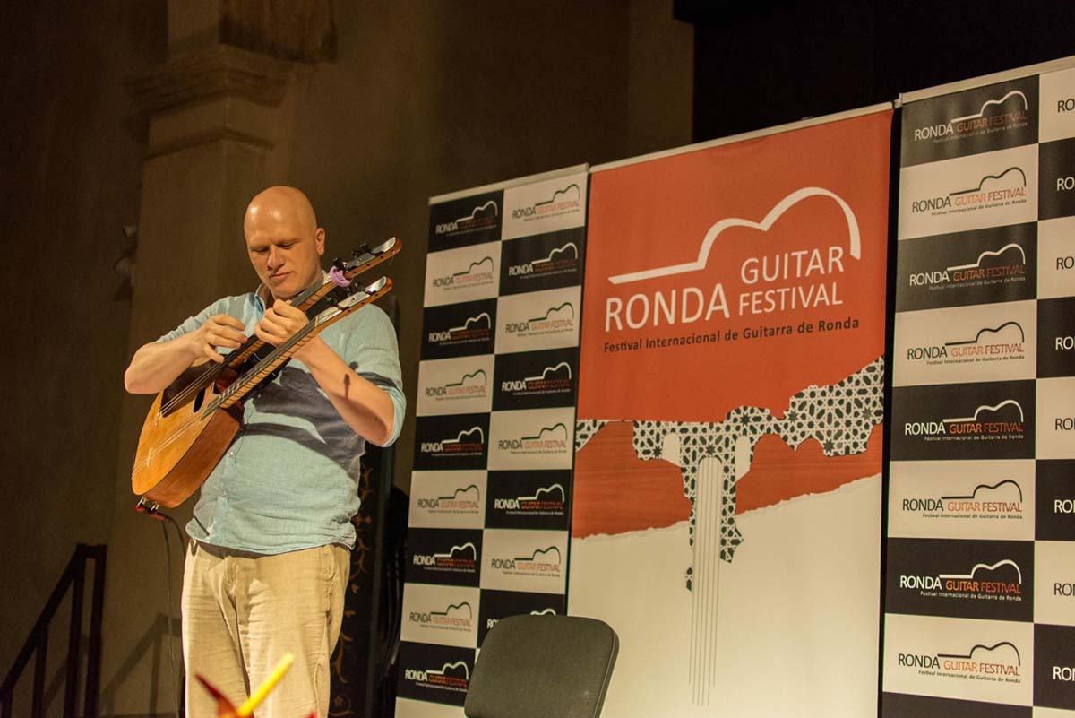 Sinan tocó el tradicional instrumento musical turco sin púa. Foto Roberto82.
