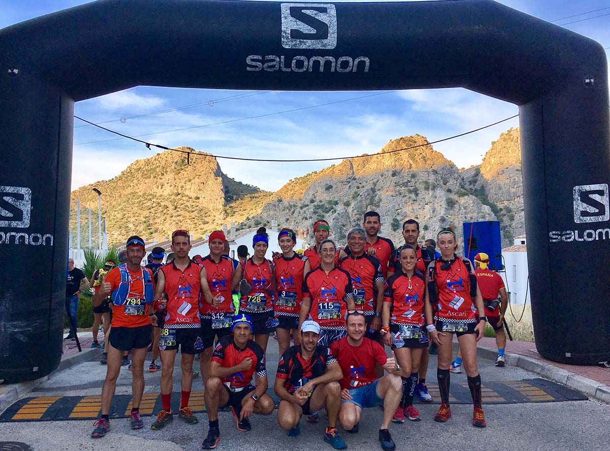 Los corredores rondeños en la salida de la carrera nocturna de Montejaque.