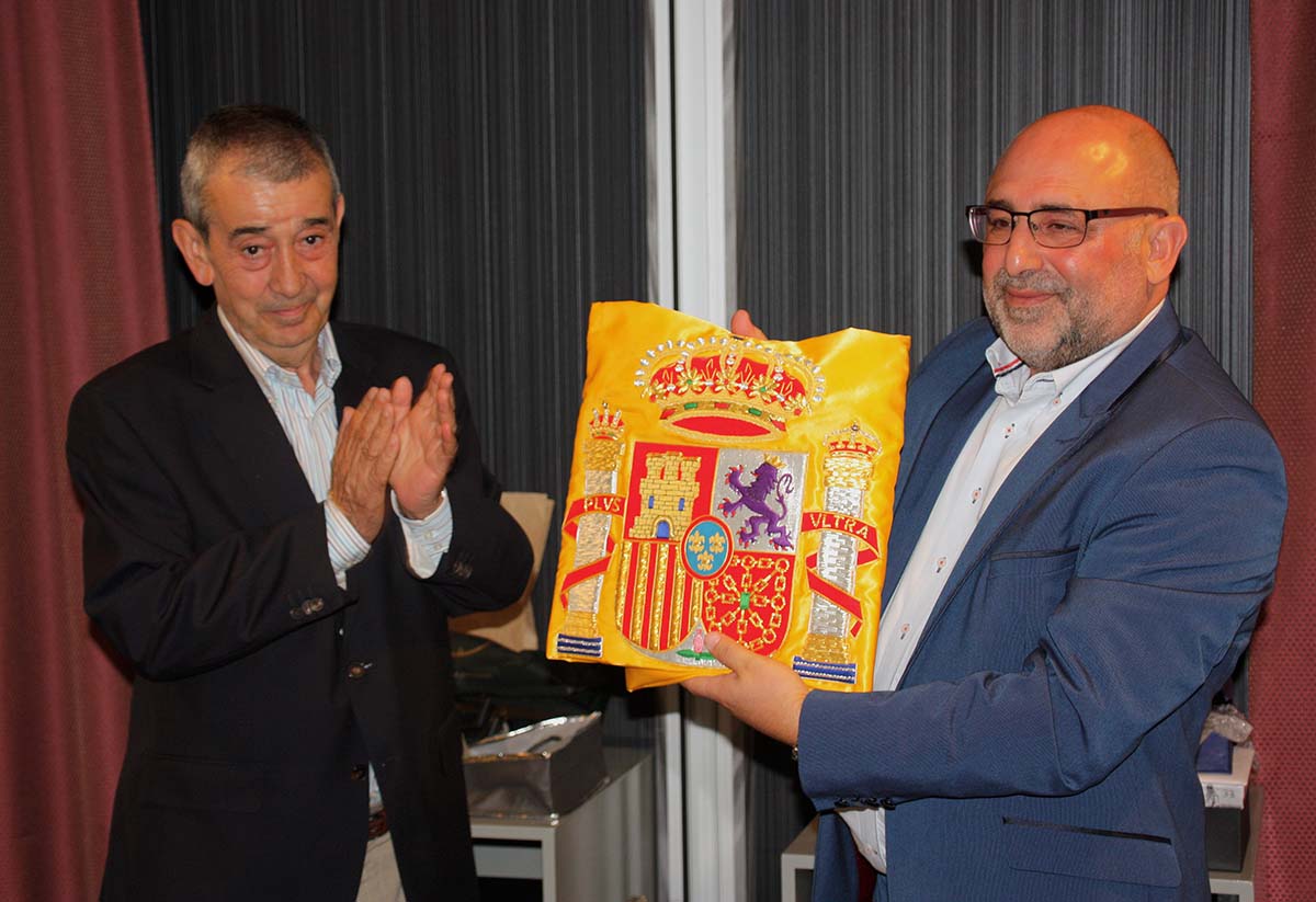 El general de División de la Guardia Civil entrega la bandera de España al comandante Esteban Gómez.