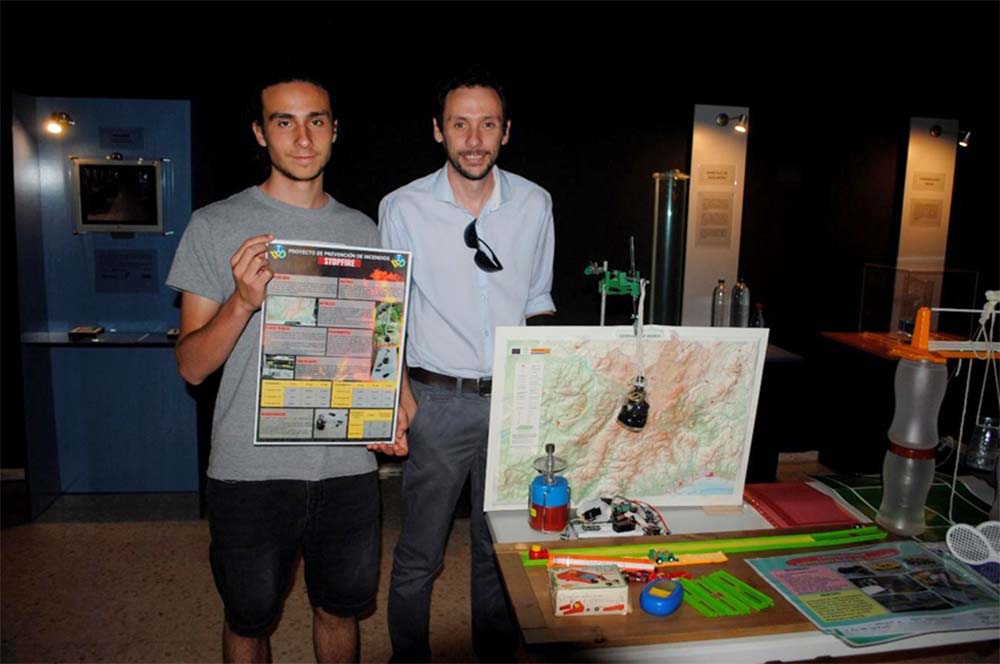 Marcos Naz con uno de los alumnos que han participado en el invento.