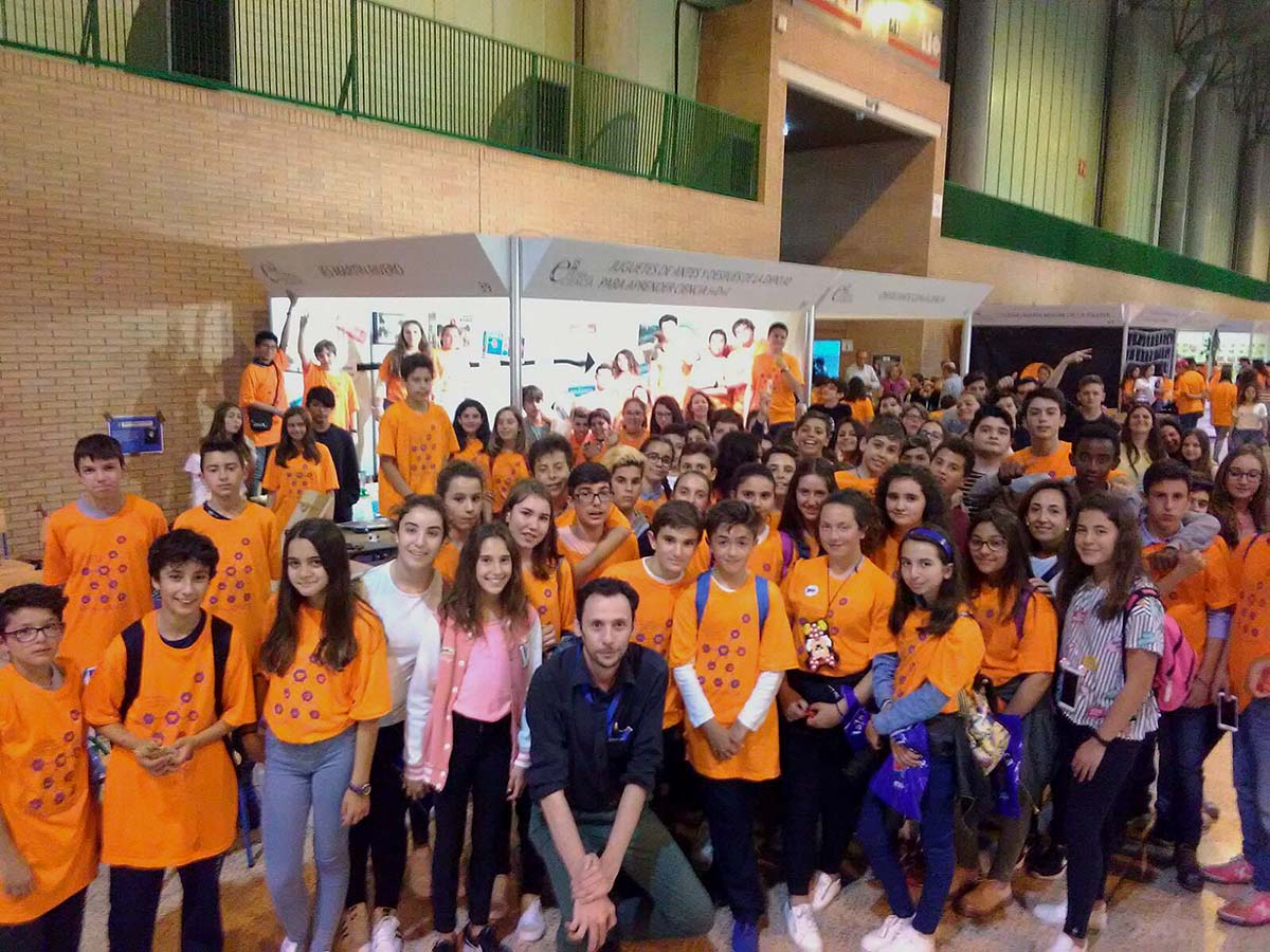 Los profesores y los alumnos participantes en la Feria de la Ciencia de Sevilla.