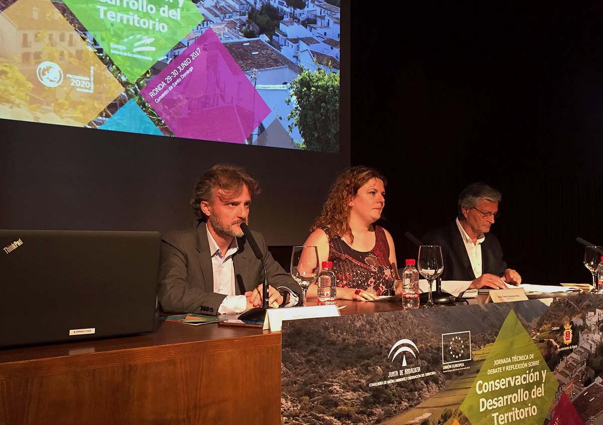 Momento en el que el consejero y la alcaldesa inauguran las jornadas medioambientales que se celebran en Ronda.
