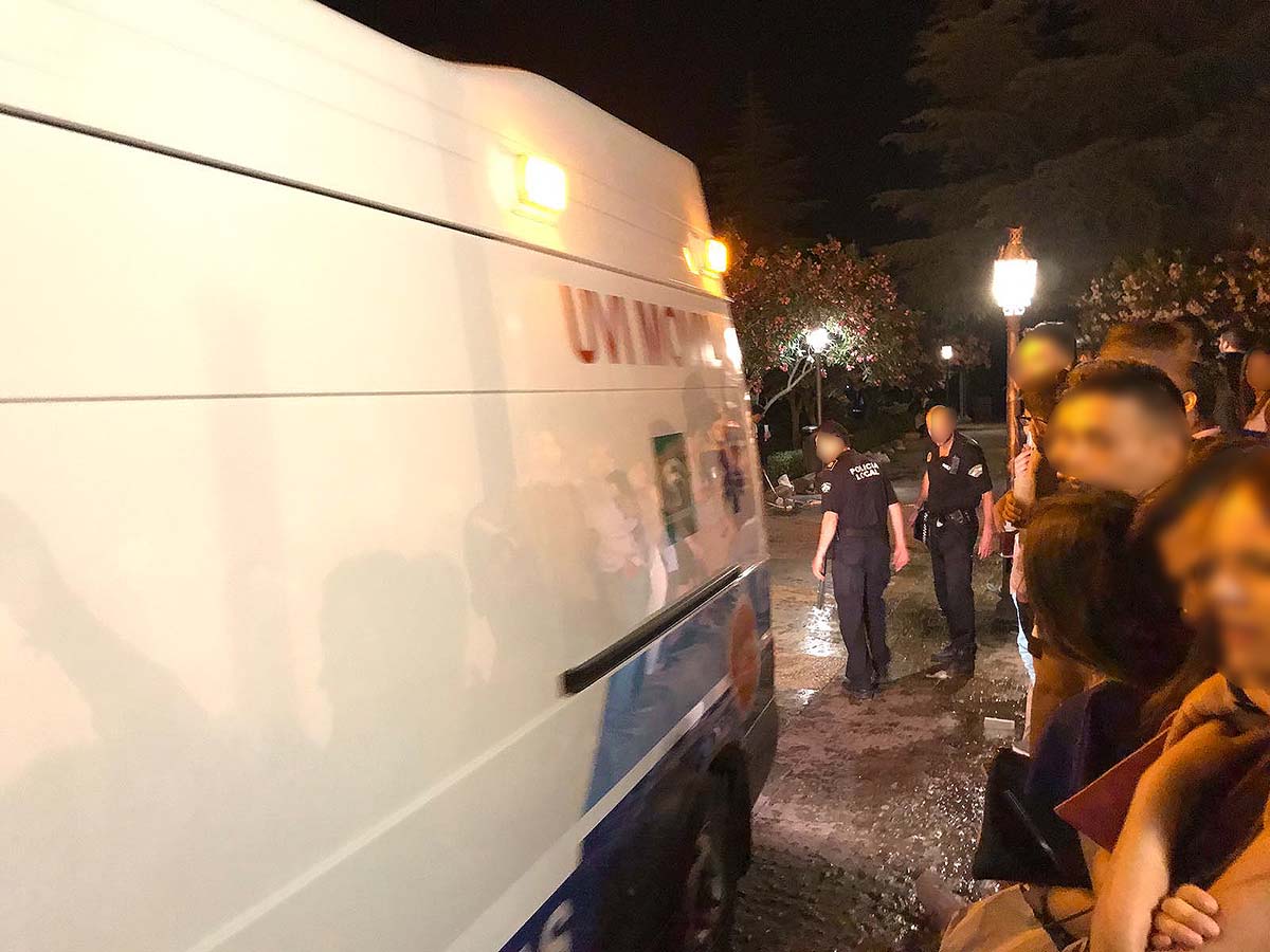 Momento en el que la ambulancia traslada en la madrugada del 16 de junio al menor accidentado al caer al Tajo.