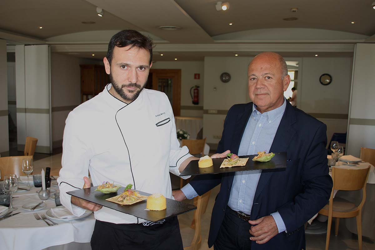 El jefe de cocina, Antonio Moya, y el director del Parador, José Navío, han presentado el menú especial de verano.
