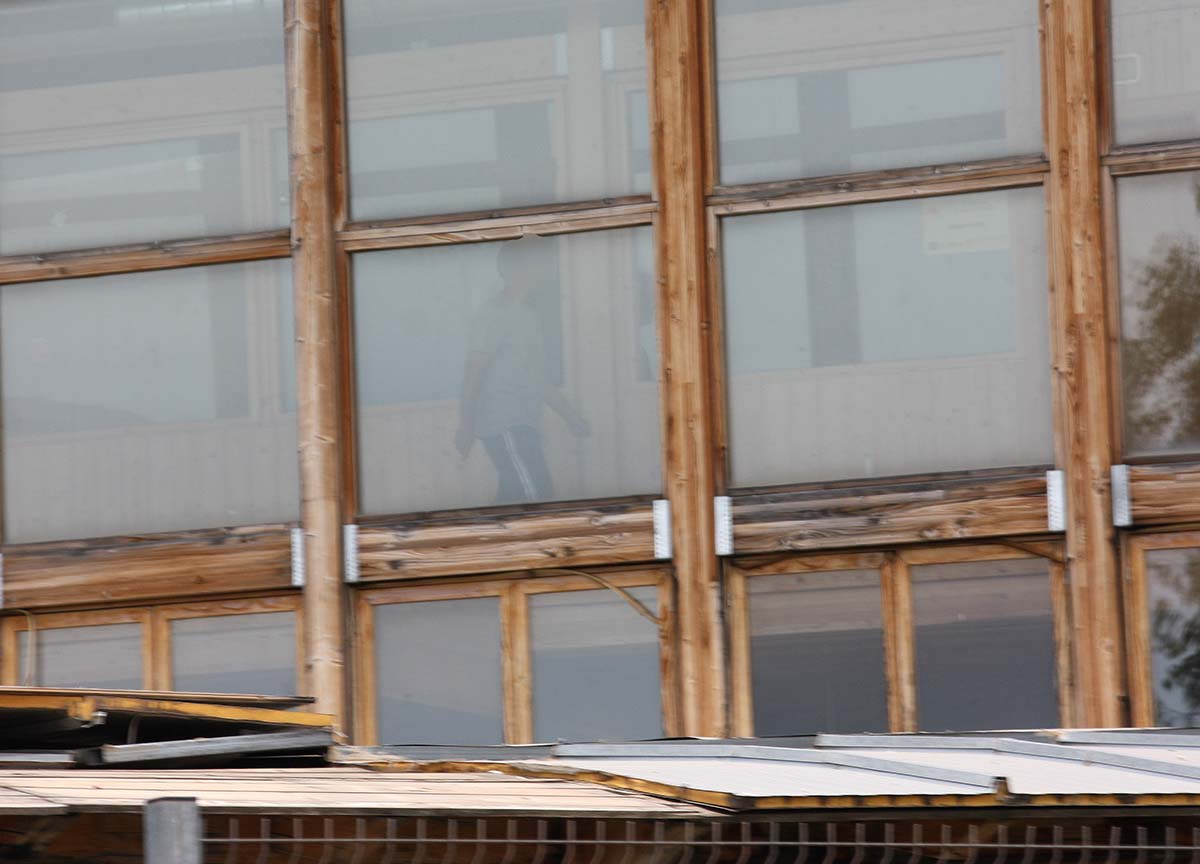 Imagen de una de las personas que residían en el edificio abandonado. Foto Archivo.