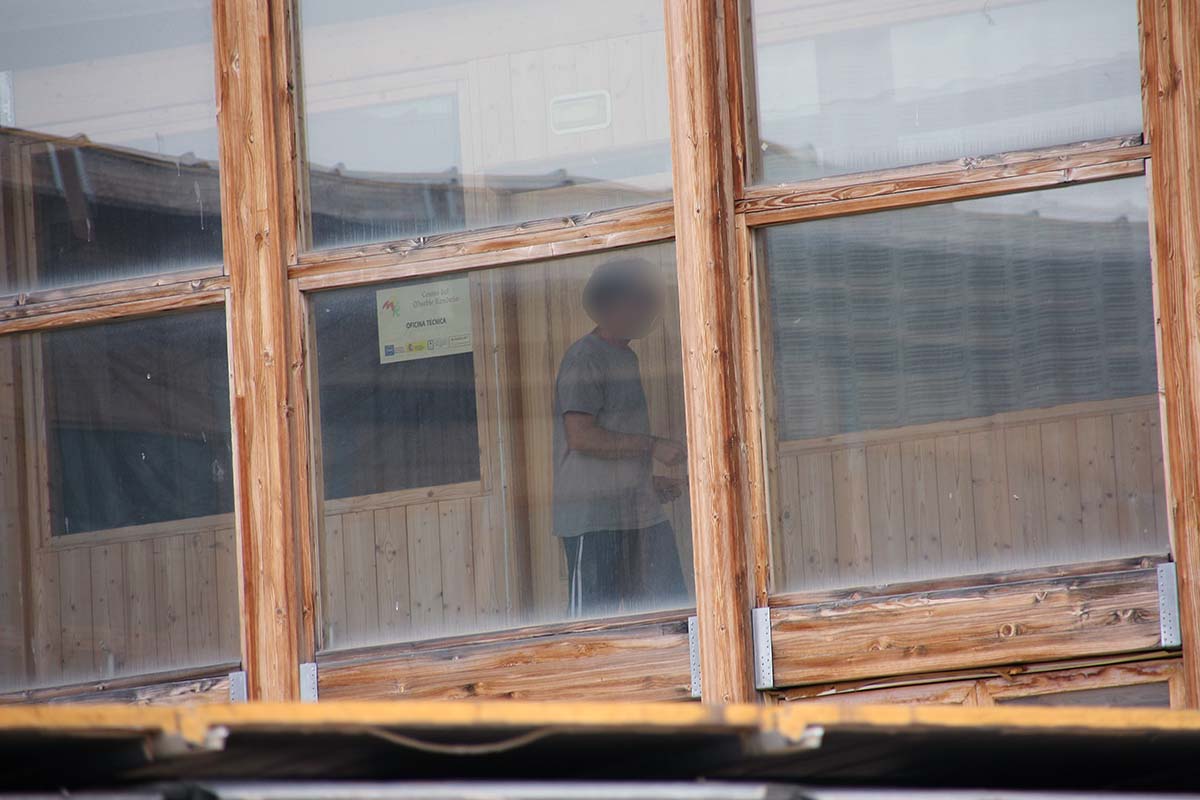 Una de las personas que presuntamente ocupan el edificio camina por el interior.
