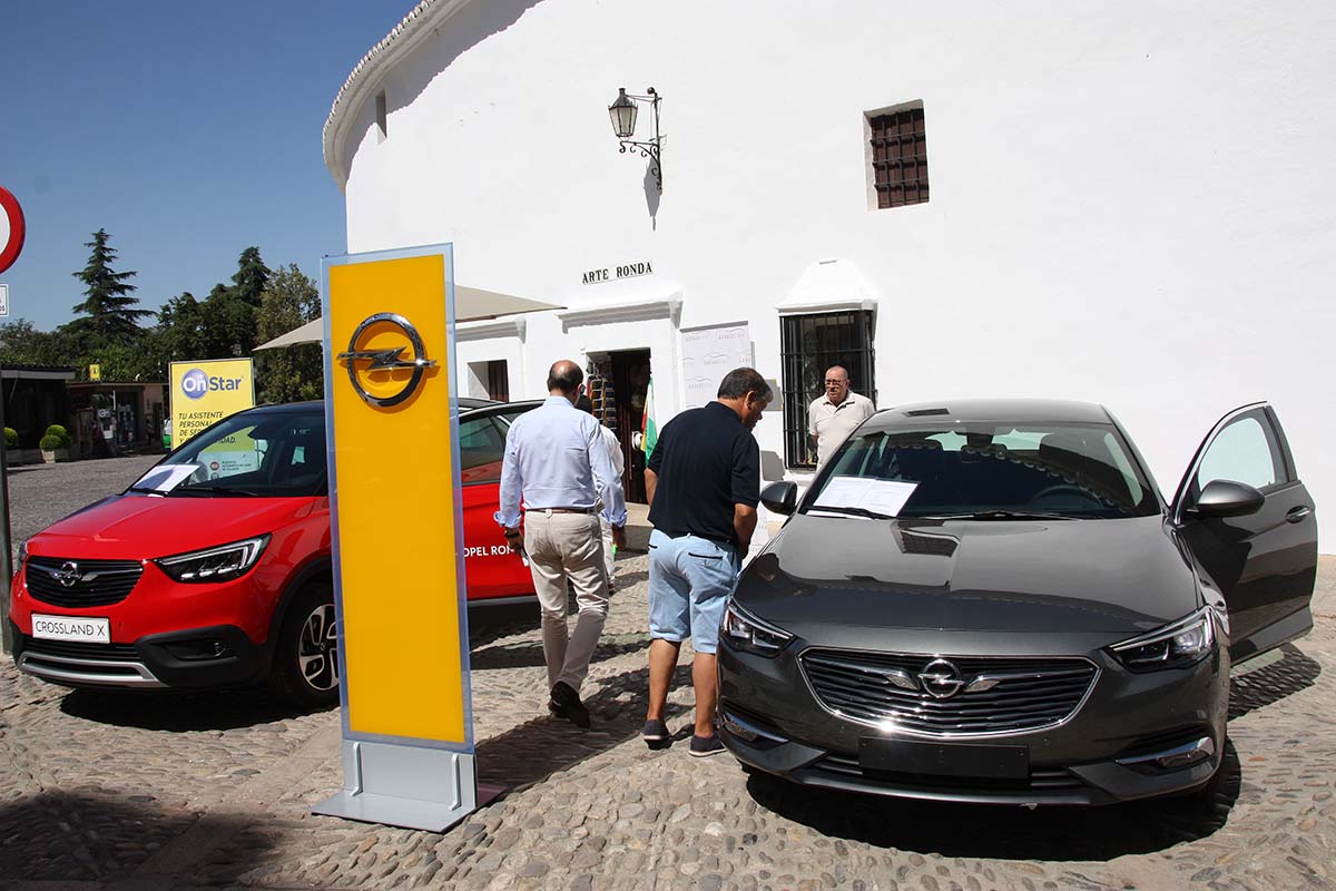 Los dos nuevos modelos de Opel están expuestos por Garage 2000 junto a la plaza de toros.