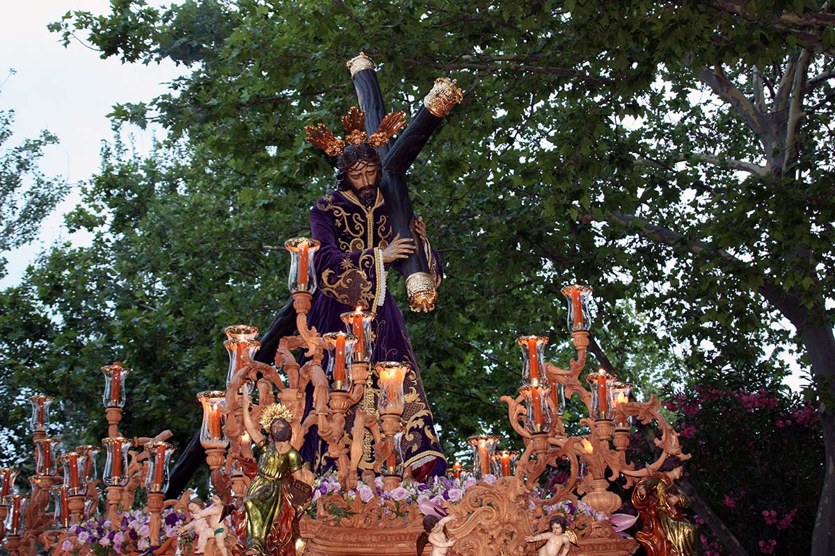 Impresionante estampa del Padre Jesús bajo los árboles de la Alameda del Tajo.
