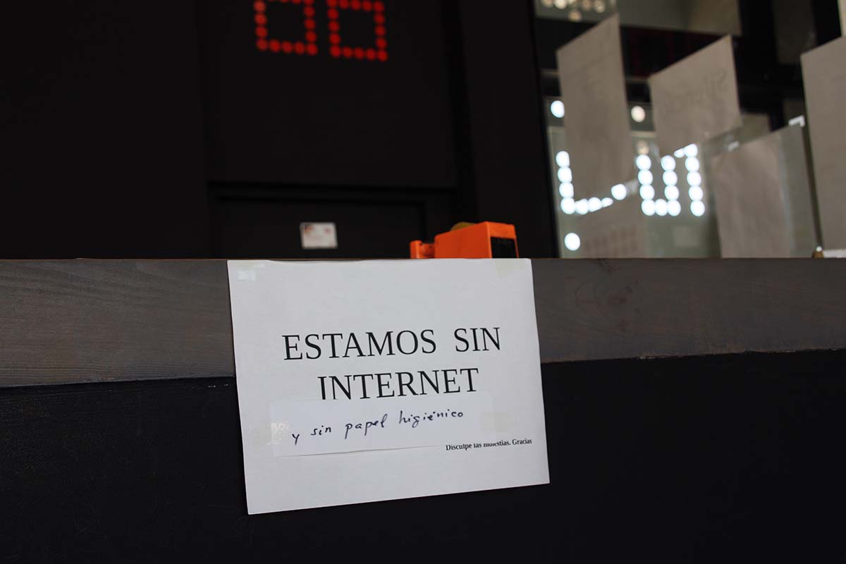 Un cartel anuncia que no hay Internet y ahora, tampoco papel higiénico.