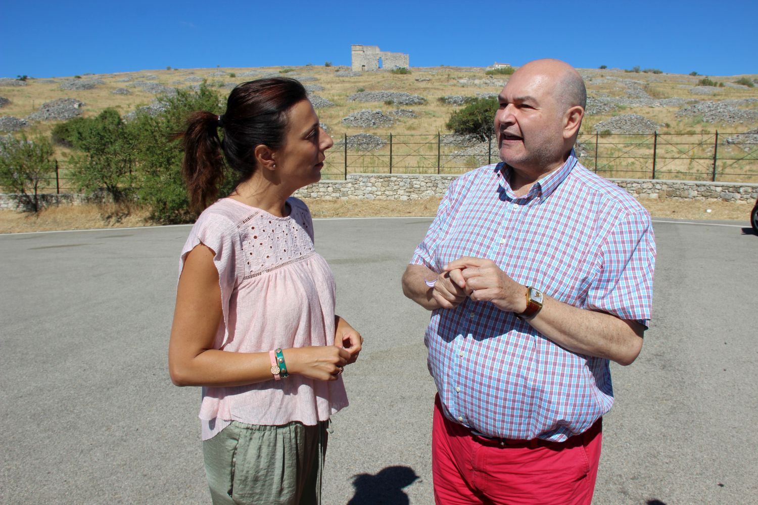 El desaparecido parlamentario andaluz junto a la portavoz del PP en una visita realizada a Acinipo en junio de 2017.