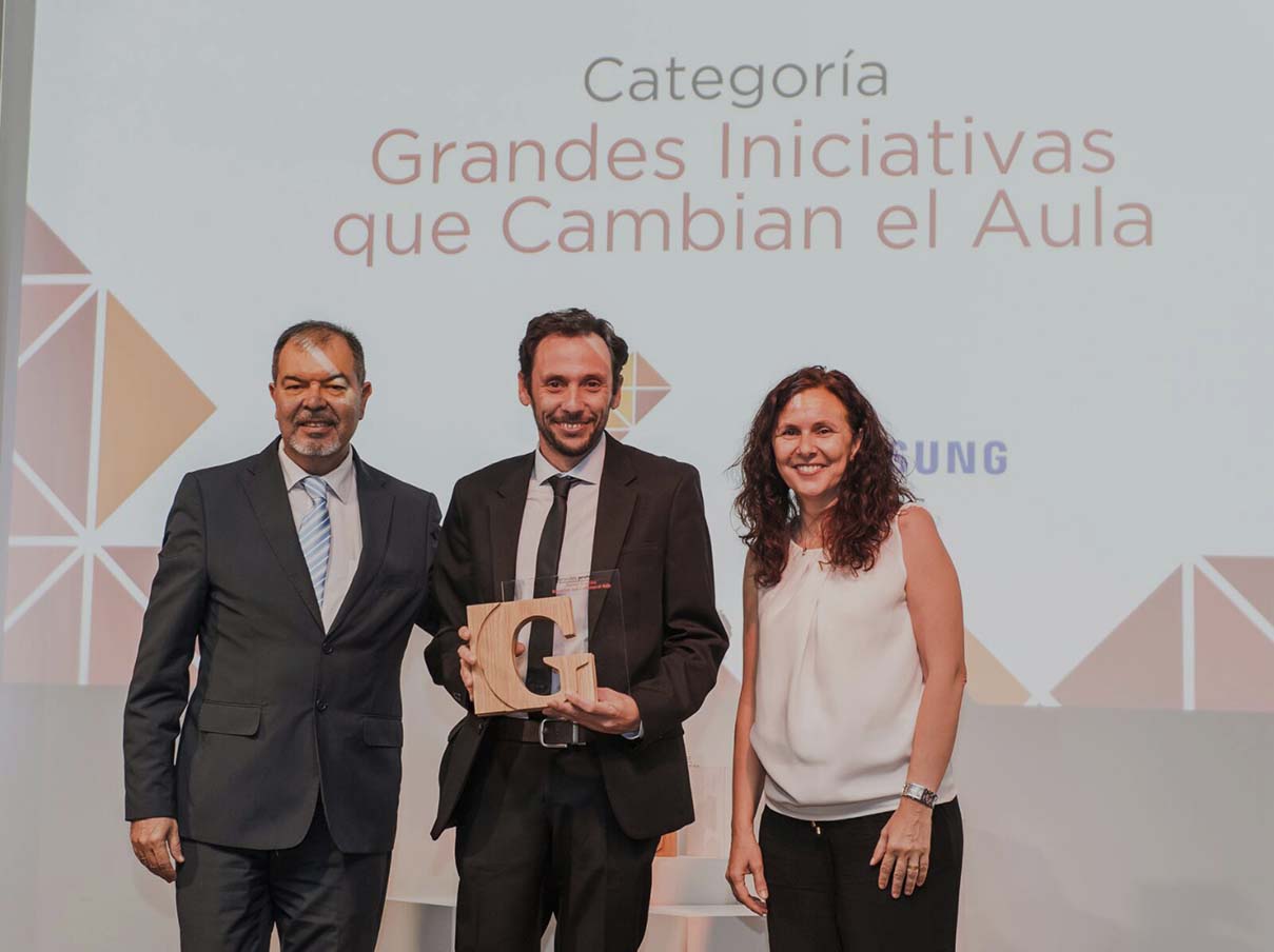 Los dos docentes de Ronda en el momento en el que recogen el galardón.